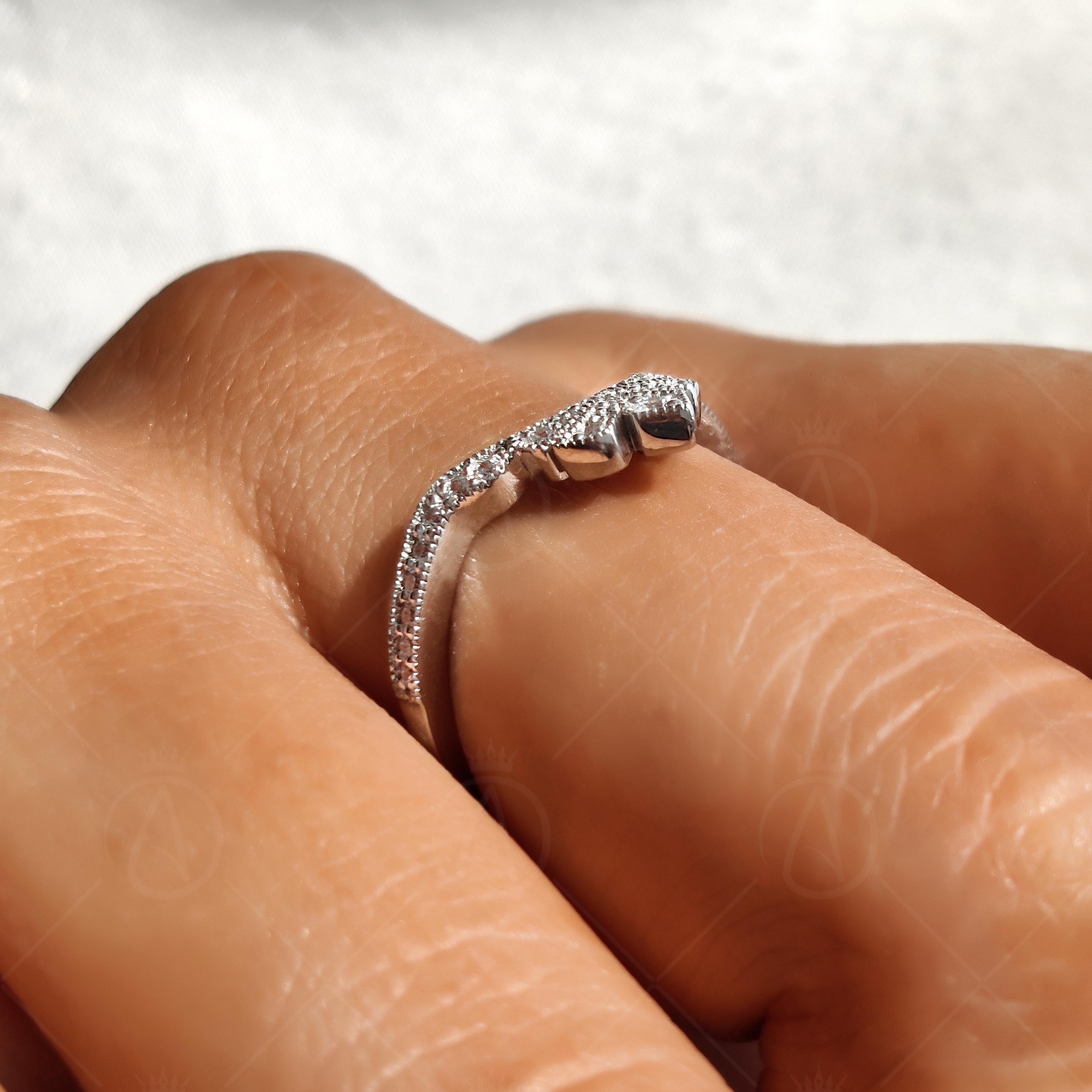Crown Style Curved Wedding Band For Women