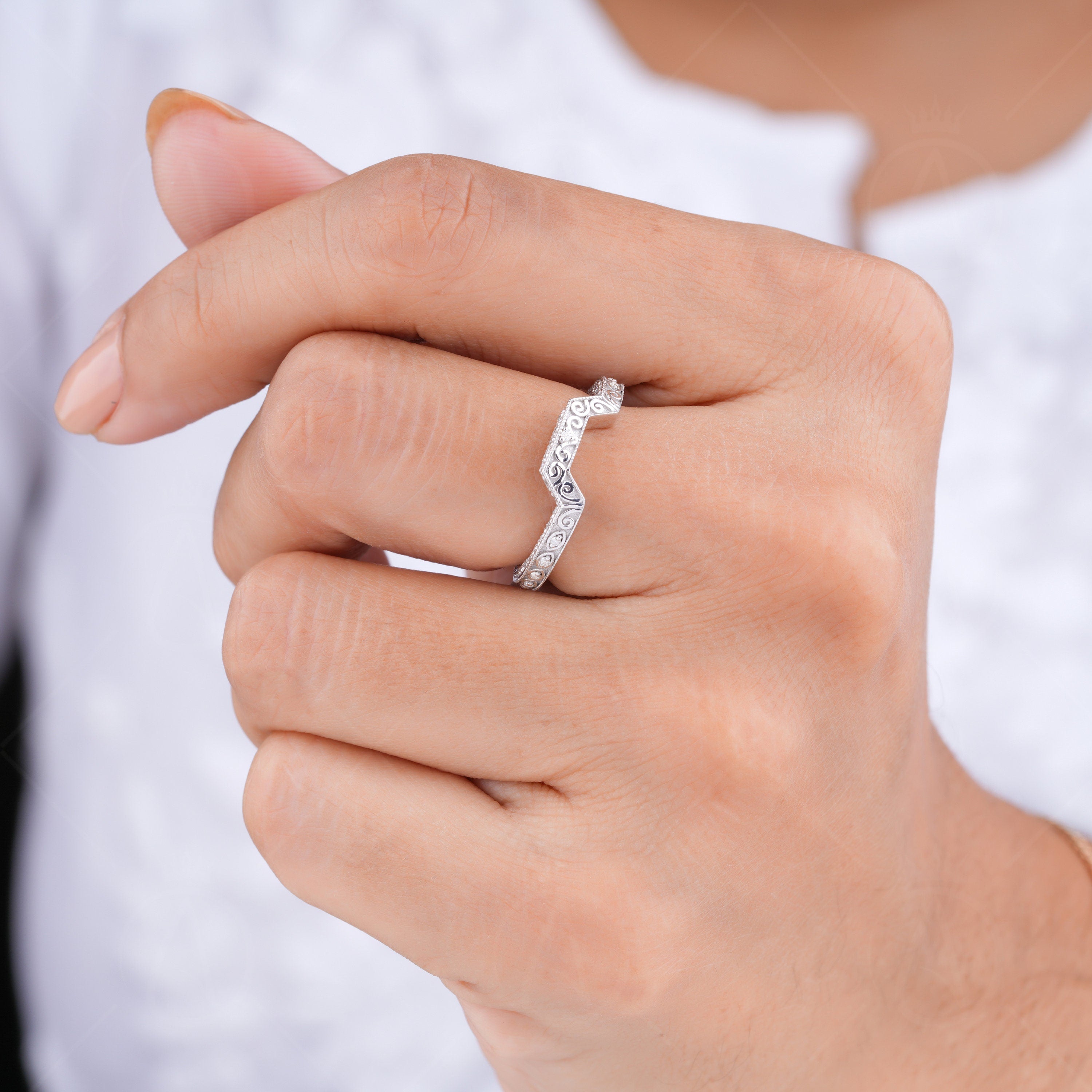 Engraved Curved Wedding Band Women, Antique Carved Patterned Ring, Art Deco Moissanite Ring, Vintage Stackable Ring, Bridal Filigree Ring